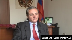 Замглавы МИД Армении Зограб Мнацаканян дает интервью, апрель 2012 г.