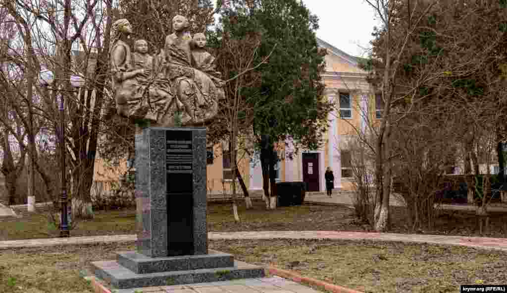 Пам'ятник жертвам сталінської депортації з-поміж кримських татар у сквері перед будівлею музичної школи