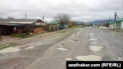 Kaka etrabyndaky köçe