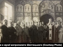 Свячення каплиці семінарії Святого Духа, ЛЬвів, лютий 1929 рік. У центрі фотографії митрополит Андрей Шептицький, ліворуч, з краю єпископ Йосиф Сліпий