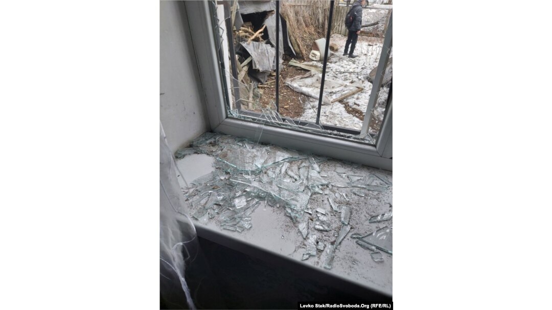 Пошкоджена будівля школи у Врубівці біля Попасної на Луганщині