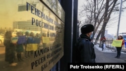Антивоенный пикет у генерального консульства России в Алматы. 24 февраля 2022 года.

