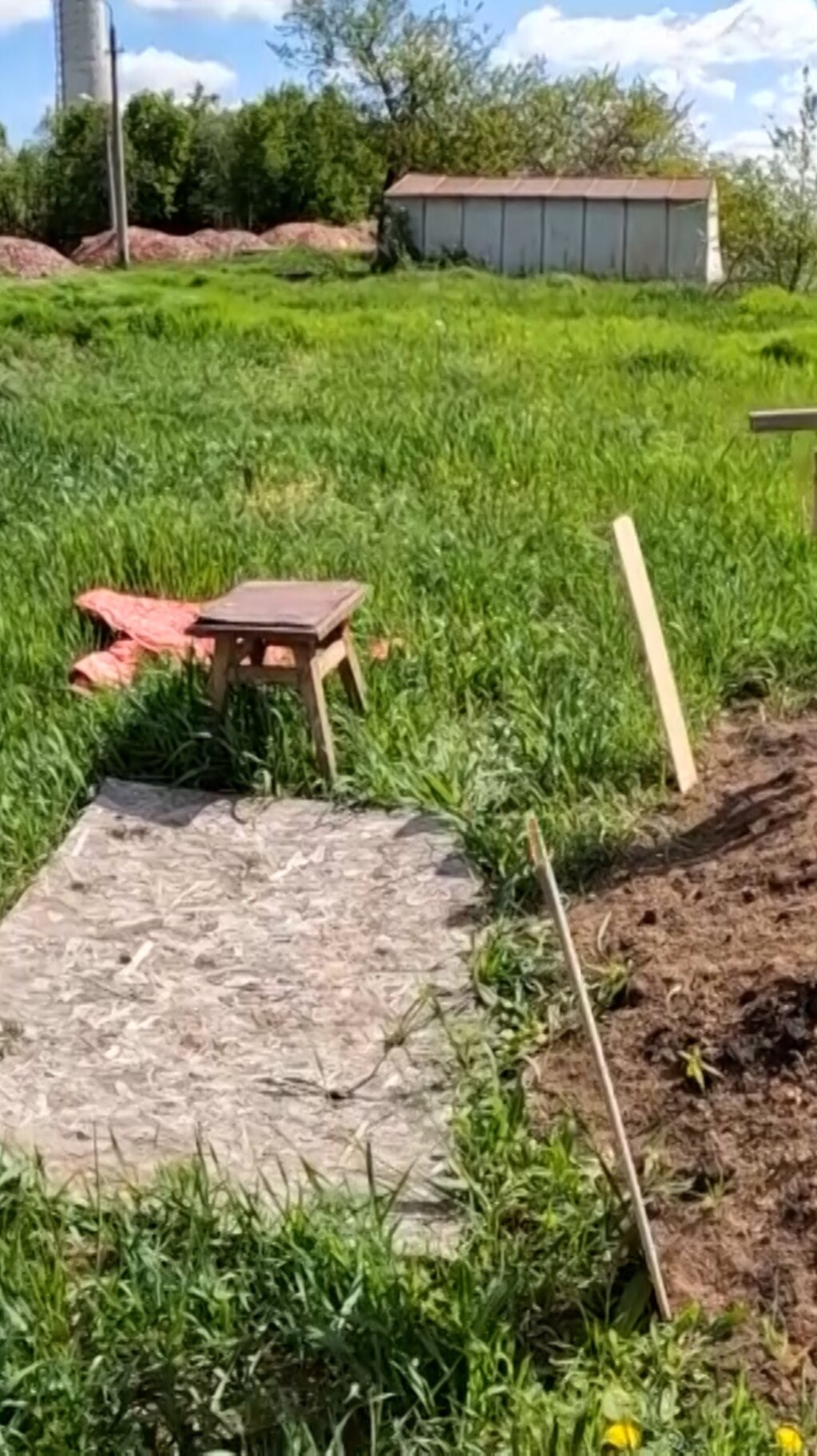 Ucrainenii își îngroapă rudele în curțile caselor în timp ce atacurile rusești asupra Pokrovskului continuă