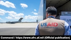 Як корманди USAID дар фурудгоҳи Русия