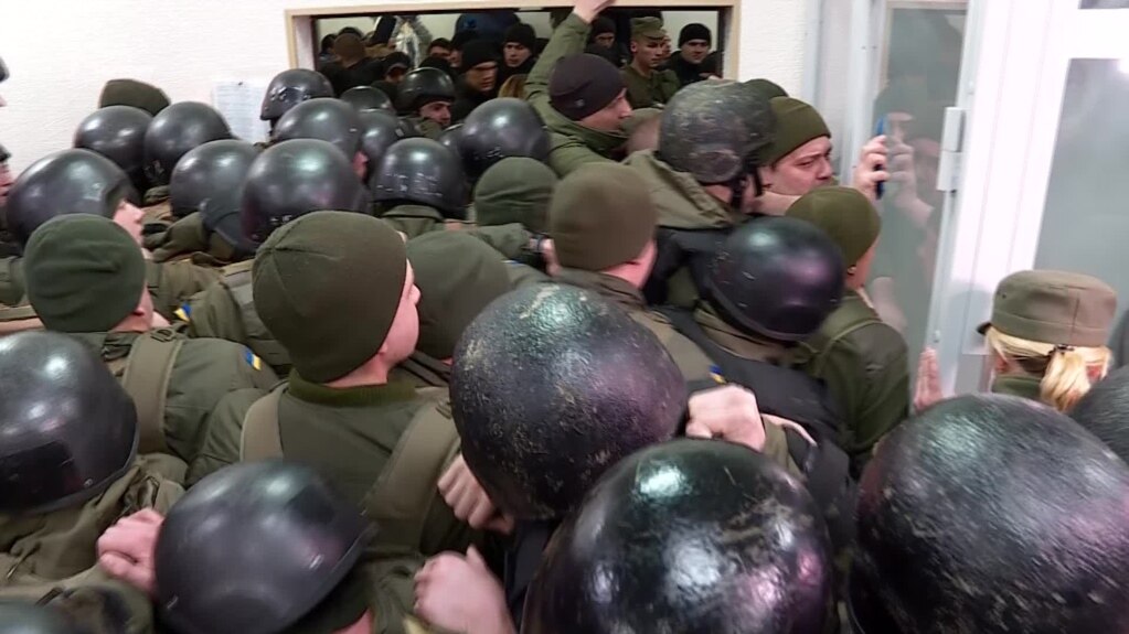 Десятки силовиків, 7 годин у «клітці» і гучна лайка. Відео сутичок з апеляційного суду