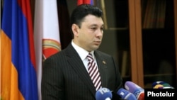 ՀՀԿ խոսնակ Էդուարդ Շարմազանովը ասուլիսի ժամանակ, արխիվ