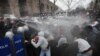Policajci koriste biber sprej i vodene topove na protestima u Istanbulu 23. mart 2025.
