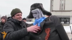 Protestçiler Putiniň garantgysyny ýakdylar