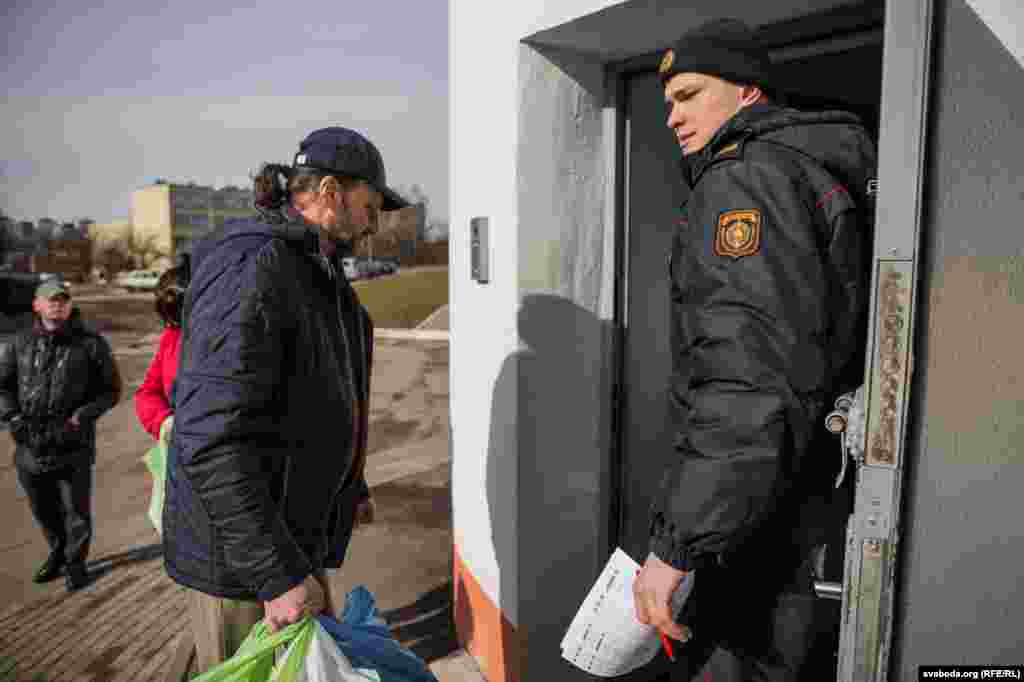 Дзяжурныя міліцыянты запускаюць у будынак паводле чаргі, якую складаюць самі прысутныя. 
