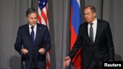 Сьогодні держсекретар США Ентоні Блінкен (л) мав телефонну розмову з міністром закордонних справ Росії Сергієм Лавровим (фото архівне)