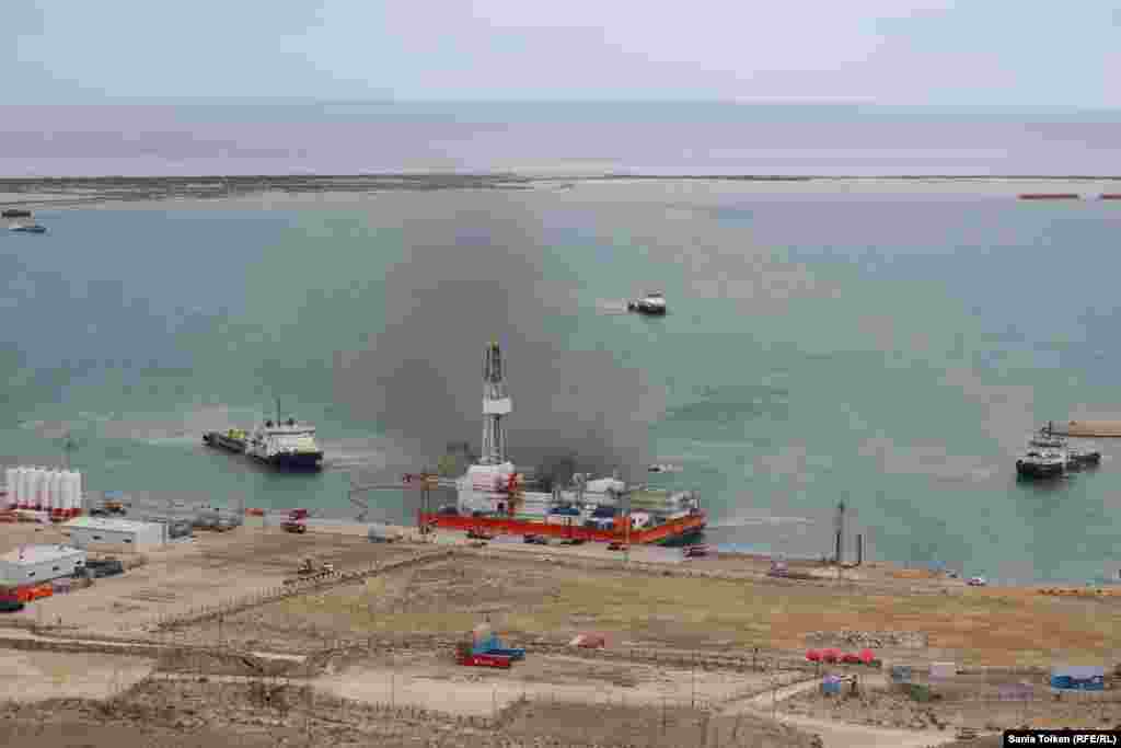 На передвижной буровой установке в казахстанской акватории Каспийского моря «вспыхнул» пожар.