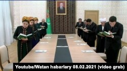 Türkmenistanyň prezidenti Gurbanguly Berdimuhamedowyň hökümet agzalary bilen wideo arkaly geçiren maslahatyndan pursat, 2021-nji ýylyň 8-nji fewraly. 