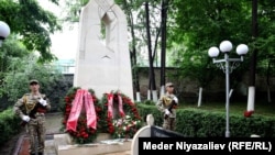 2010-жылдын июнь окуясында курман болгондорго эстелик, Ош шаары, 10-июнь 2019-жыл.
