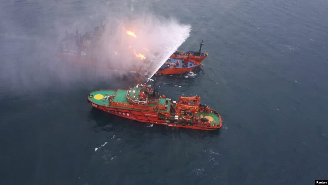 Рятувальне судно гасить танкер, що горить у Чорному морі