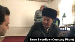 Укук коргоочу Стив Свердлоу жана Чуян Мaматкулов. 2018-жыл.