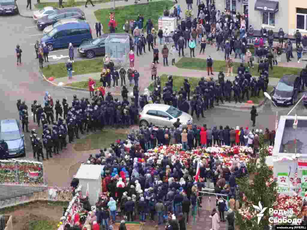 Сілавікі прыехалі на «плошчу Перамен» каля дома, дзе жыў Раман Бандарэнка. Спачатку закідалі людзей сьвятлашумавымі гранатамі, зачысьцілі прылеглыя вуліцы. Пасьля ачапілі славуты пратэставы двор 