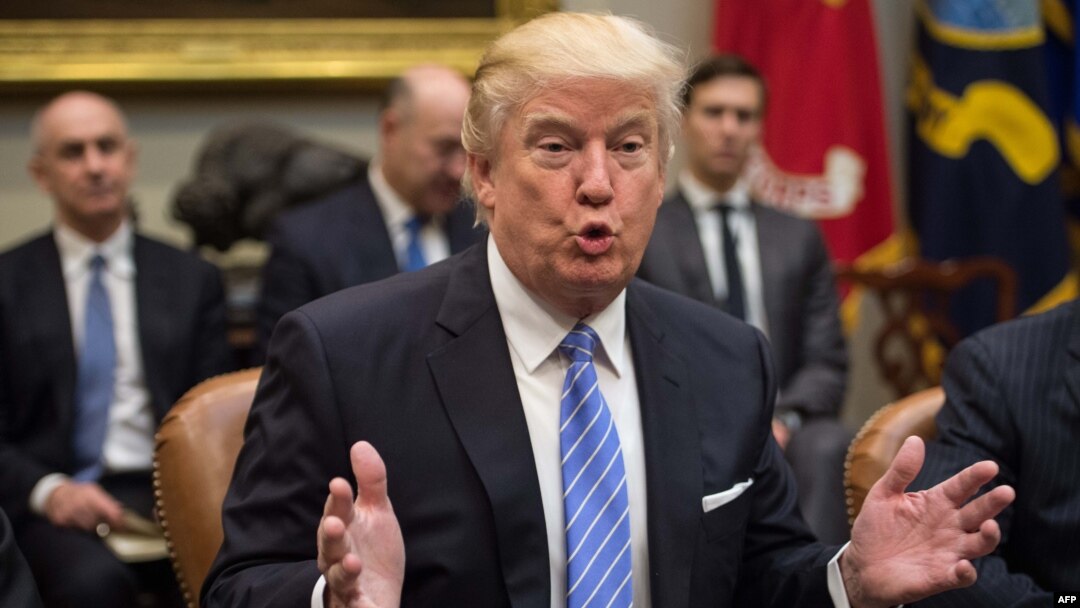 Перед підписанням Дональд Трамп зустрівся в Білому домі з представниками бізнес-спільноти, яким розповів про свої уявлення про «справедливі» для США угоди, Вашингтон, 23 січня 2017 року