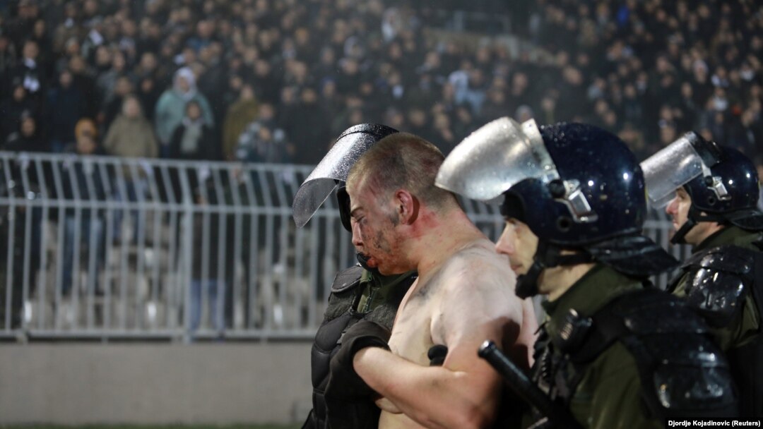 Policija privodi nasilnike na utakmici Crvene zvezde i Partizana, Beograd