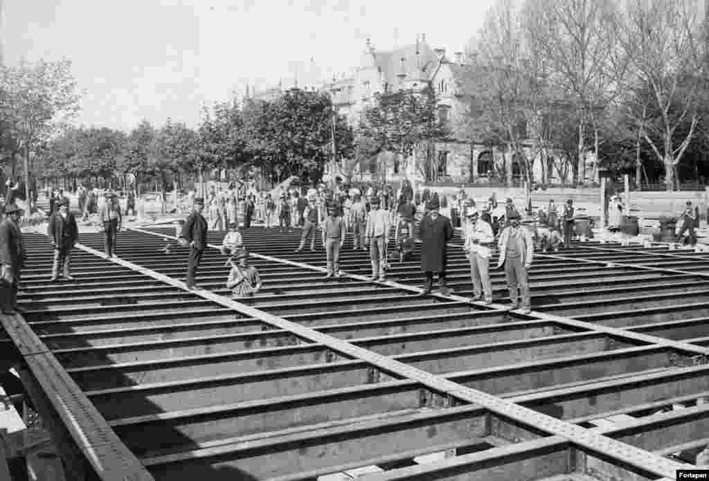 Строительство крыши станции метро Dosza Gyorgy Road, 1893 год. Метро Будапешта – одно из старейших в мире. Старше него только лондонская подземка