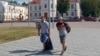 Брат Андрэй Ашурак і сябар Сяргей Пантус нясуць рэчы Вітольда 12 ліпеня 2021 году