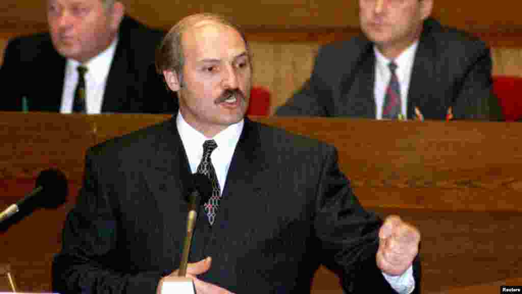 1996 год. Лукашэнка выступае перад парлямэнтам — Вярхоўным Саветам, які ён неўзабаве гвалтоўна разгоніць і заменіць на цалкам ляяльны яму Нацыянальны Сход