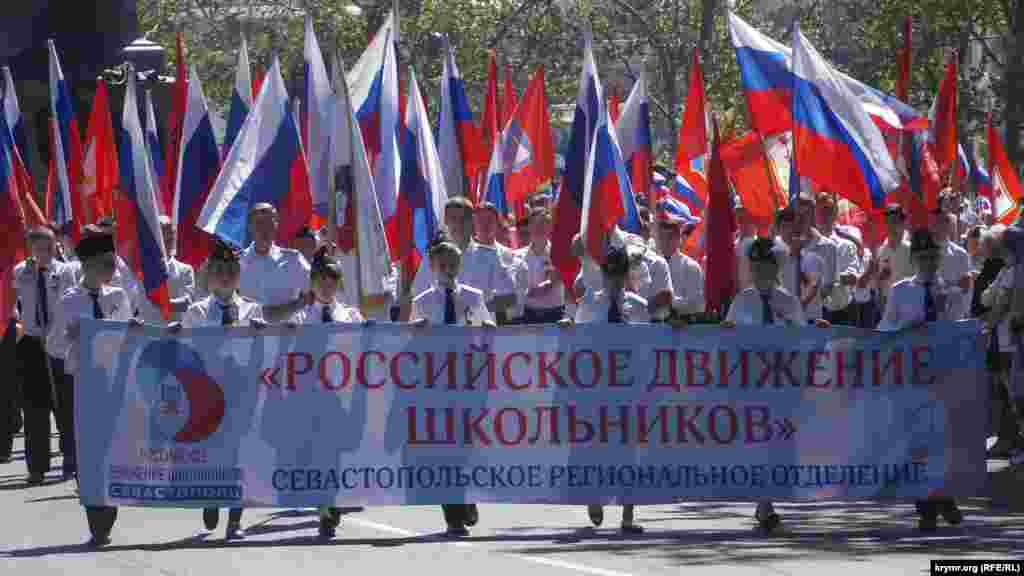 В Севастополе подконтрольные Кремлю власти города организовали массовый детский военно-патриотический парад. Акцию назвали «Будущее Севастополя – в наших руках» и посвятили ее «Дню детства и юности», 19 мая 2017 года