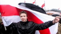 Bjeloruski novinar prisilno odveden nakon ‘prinudnog’ slijetanja aviona Ryanaira u Minsk