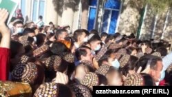 Seitnazar Seýdi adyndaky Pedagogika uniwersitetine okuwa girmek isleýän dalaşgärler. Türkmenabat (illýustrasiýa suraty)