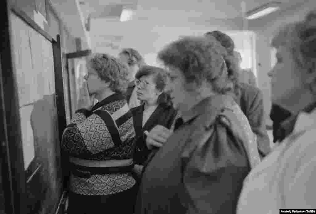 13 июня 1989 года. Новосибирск. Люди проверяют списки госпитализированных пассажиров поезда в Уфе, Челябинске и Куйбышеве. 