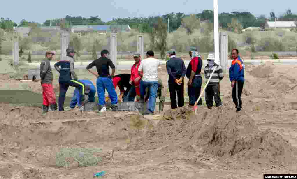 Bu günler gurluşyk meýdançasynda degişli etrap we welaýat edaralarynyň ýolbaşçylarynyň sany hem artdy. Olar bu ýerde alnyp barylýan işleriň “depginine gözegçilik edýärler” diýip, şol ýerde işleýän işgärler aýdýarlar.