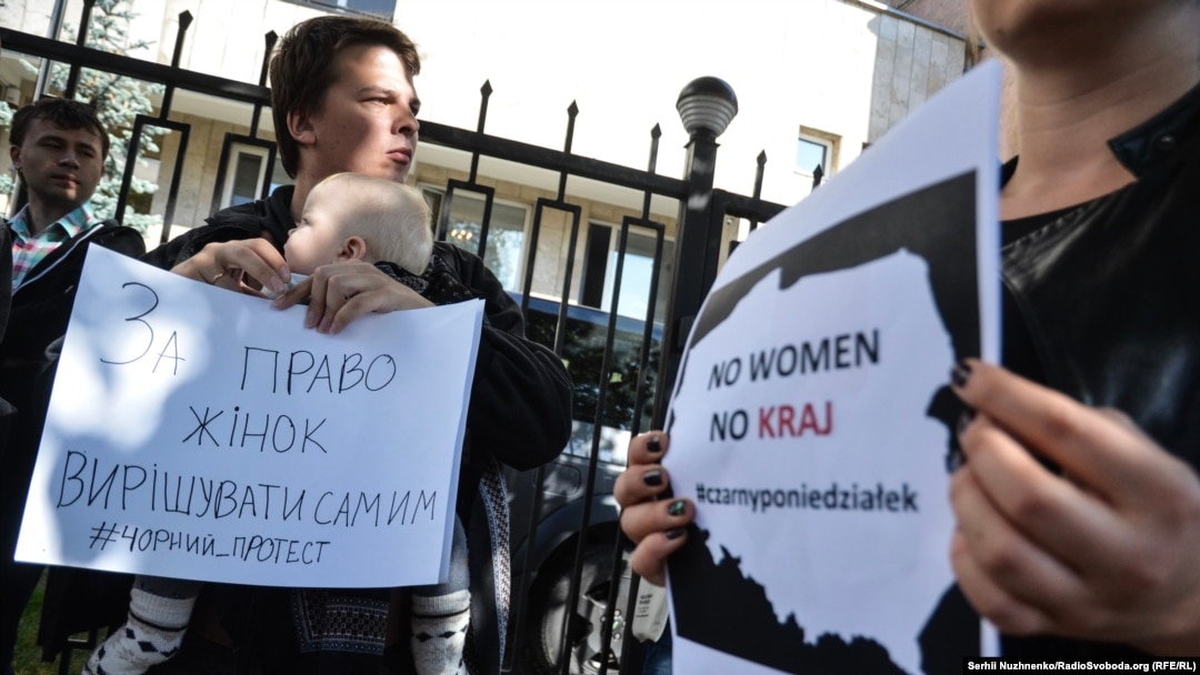 Учасниці та учасники акції солідарності із «чорним протестом» польських жінок у Києві, 3 жовтня 2016 року