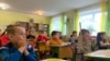 Другокласники сільської школи Львівщини в селі Гологори