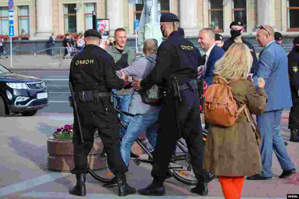 Каля гасьцініцы «Мінск» затрымалі чалавека на ровары зь дзіцячым сядзеньнем