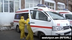 Բուժաշխատողներ, շտապ բուժօգնության ավտոմեքենաներ Երևանի «Սուրբ Գրիգոր Լուսավորիչ» բժշկական կենտրոնի դիմաց, արխիվ