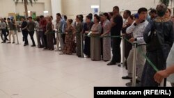 Aşgabadyň halkara aeroportunda “dosadka”, ýagny uçara münmedik ýolagçylaryň deregine bilet satyn almak üçin nobata duran adamlar