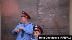 2012 елда Полиция университетын тәмамлаучылар Кызыл мәйданда чыгарылыш кичәсендә