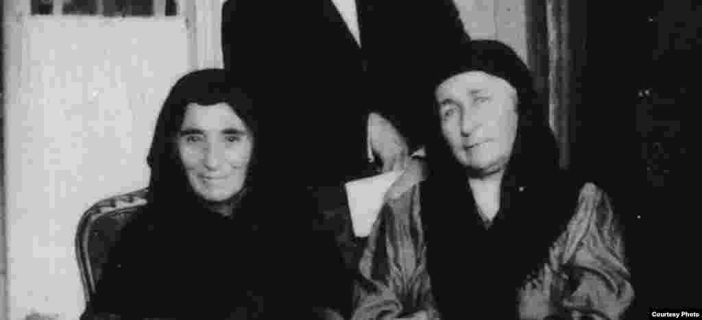 Аьрру агIорара аьтту агIор хиина Iаш ю Бамматова Рашидат а (Баммат Гайдарн нана), Чермоева Эпси а (Чермоев Iабдул-Муслиман нана). Париж, 1922-гIа шо.