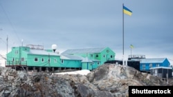 Українська антарктична станція «Академік Вернадський» розташована відносно недалеко від півострова Київ