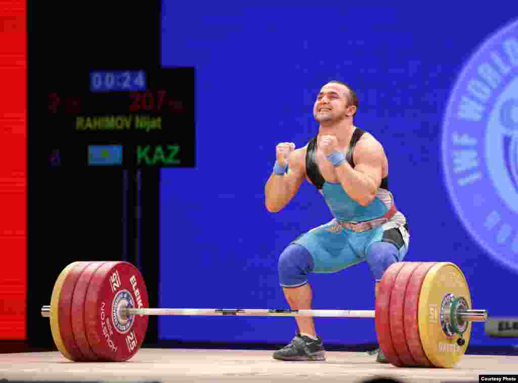 Ниджат Рахимов из Казахстана стал чемпионом мира в соревнованиях в весовой категории до 77 килограммов. Рахимов переехал в Казахстан из Азербайджана в прошлом году. Фото предоставлено пресс-службой Федерации тяжелой атлетики Казахстана. 