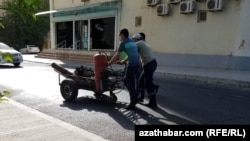 Ýaşaýjylar hojalyk gaz balonyny alyp barýar. Aşgabat (illýustrasiýa suraty)