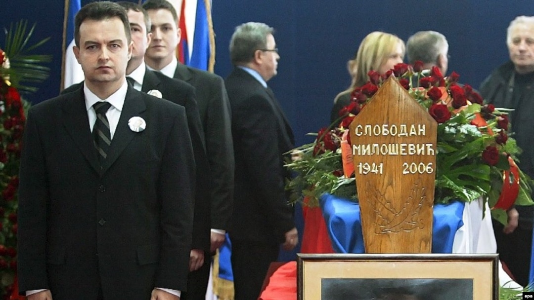 Lider SPS-a Ivica Dačić pored kovčega sa telom Slobodana Miloševića, 16. mart 2006.