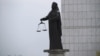 Türkmenistanyň Adalat ministrliginiň öňünde dikilen heýkel. Illýustrasiýa suraty. Arhiwden alyndy.
