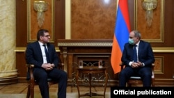 «Հանուն հանրապետության» կուսակցության ղեկավար Արման Բաբաջանյանը և վարչապետ Նիկոլ Փաշինյանը, 30 դեկտեմբերի, 2020թ.