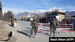 Pakistani soldiers stand guard at a checkpoint in Parachinar, capital of the Kurram tribal district (file photo)