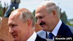  Belarusyň prezidenti Aleksandr Lukaşenka rus kärdeşi Wladimir Putin bilen. Arhiw suraty