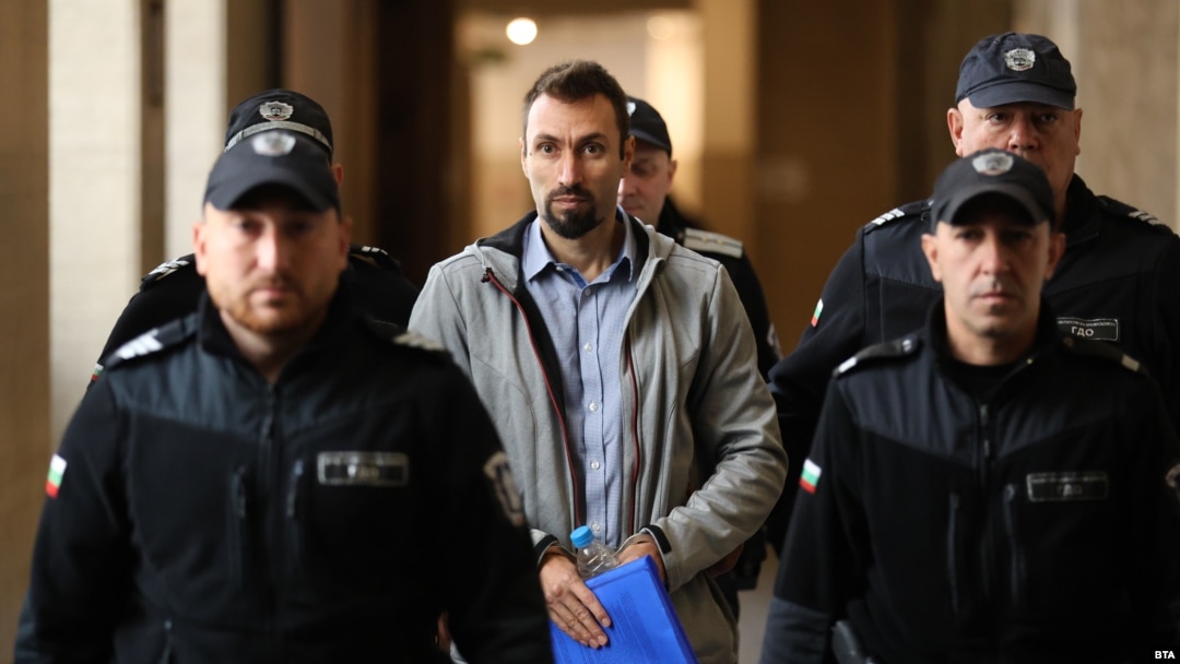 Съдебната охрана води подсъдимия Орлин Владимиров в Софийския апелативен съд, 22 октомври 2024 г.