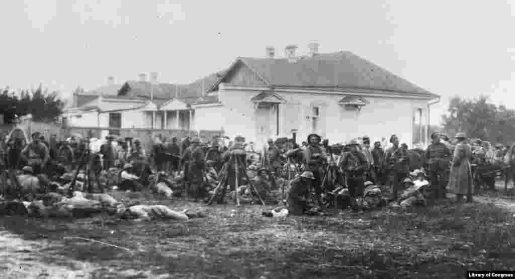 Белогвардейцы в касках Британской армии. В то время как Запад поддерживал белогвардейское движение в войне против "чистого безобразия" и насилия большевиков, Белая армия осуществляла "белый террор". Десятки тысяч человек были убиты белогвардейцами, часто из-за антисемитизма