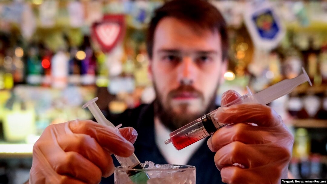 Barmen proba tek izmišljeni koktel Korona virus u baru u Moskvi, 19. marta. "Situacija je pod kontrolom", izjavio je predsjednik Vladimir Putin.
