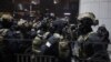 Солдати готуються просуватися до головної будівлі парламенту після того, як президент Південної Кореї Юн Сок Йоль оголосив воєнний стан у Південній Кореї, 3 грудня 2024 року