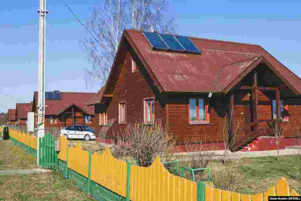 Ля дамоў амаль няма людзей. У вёсцы ціха і не відаць руху.